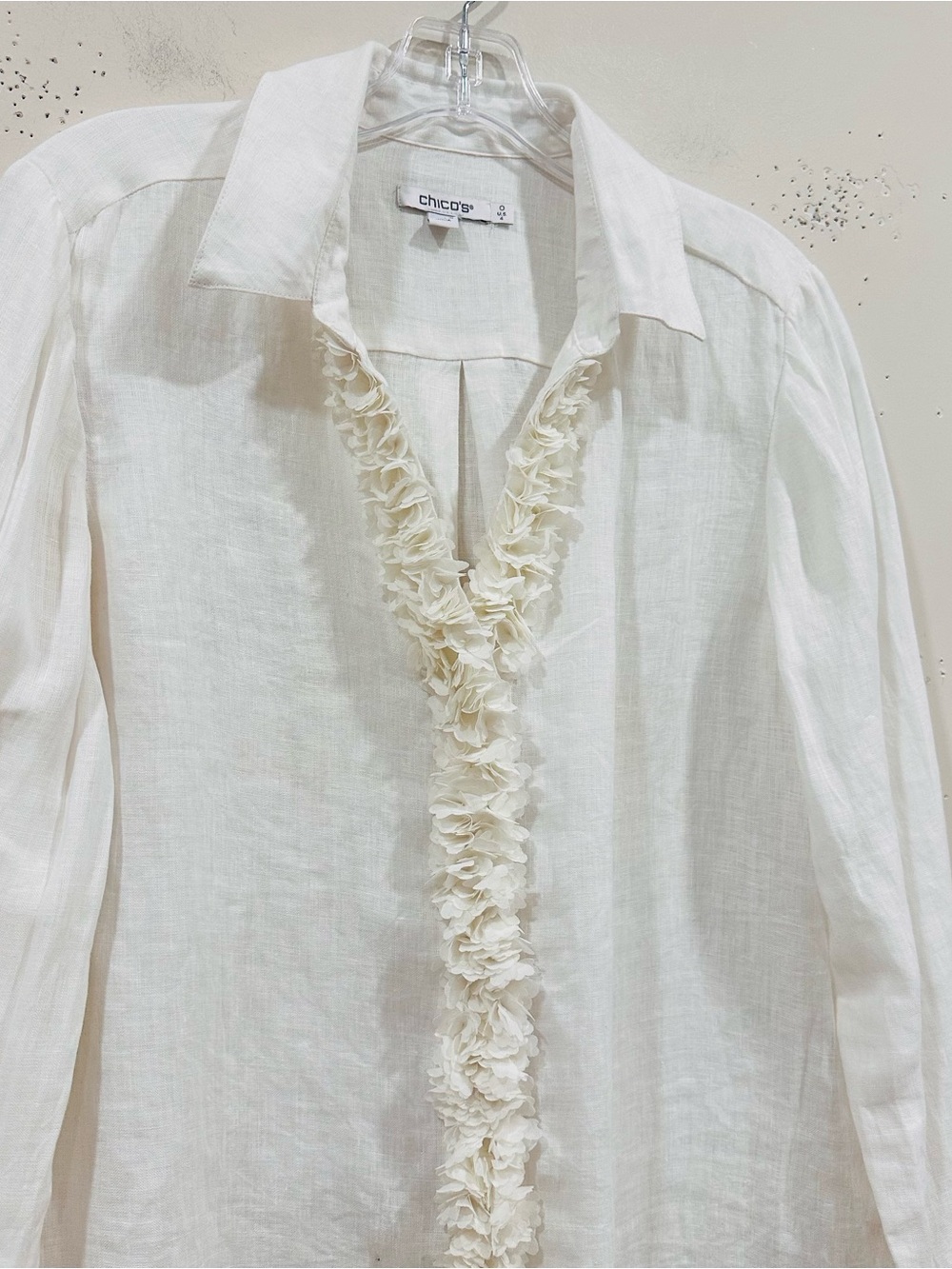 Chico's White 100% Linen Flower Embellished Ruffle Blouse Shirt Top Size 0 US 4 - Picture 2 of 9